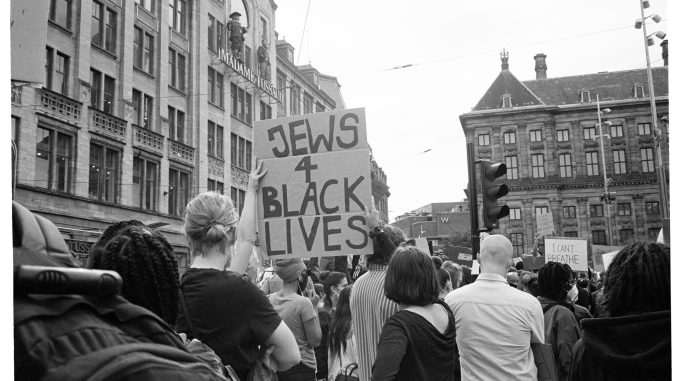 Dam, Black Lives Matter protest met bord Jews 4 BLM