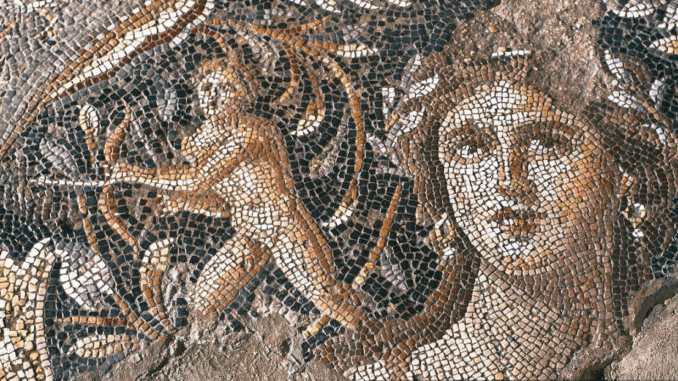 Mozaiek uit de Romeinse tijd van vrouw met boogschieter op de achtergrond