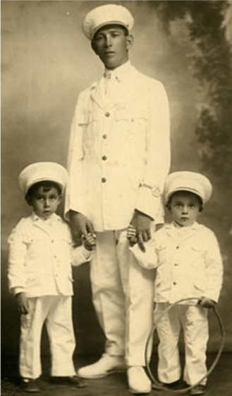 Yosef Yeketieli met twee jongetjess