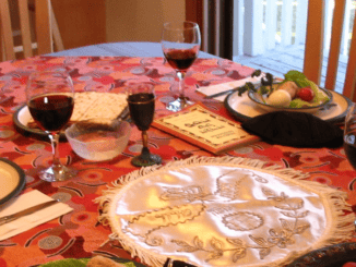 seder tafel met vier glazen wijn