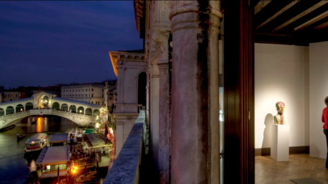 links op de foto Venetie bij nacht, rechts een toeschouwer bekijkt een kunstwerk