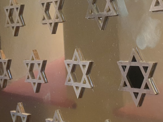 versiering met gouden davidsterren uit de Groninger synagoge