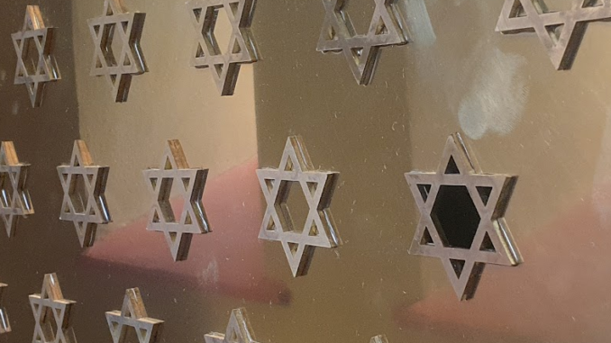 versiering met gouden davidsterren uit de Groninger synagoge
