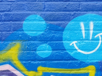 ephraim vertelt met emoji in blauw