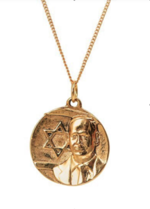 gouden ketting met davidsster en portret van Bibi Netanyahu 
