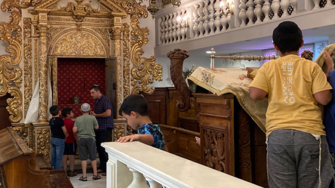jonge bezoekers in de Italiaanse synagoge in Jeruzalem