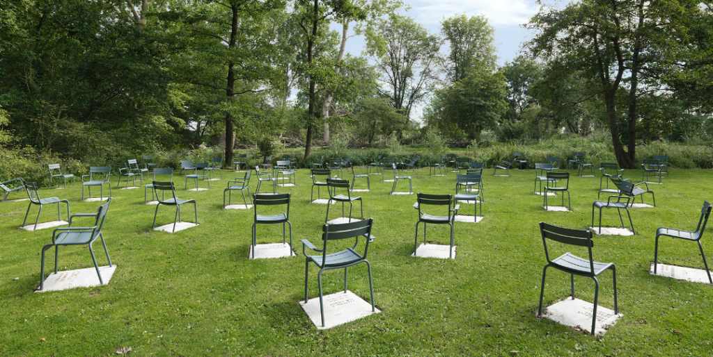 stoelen schijnbaar op grasveld