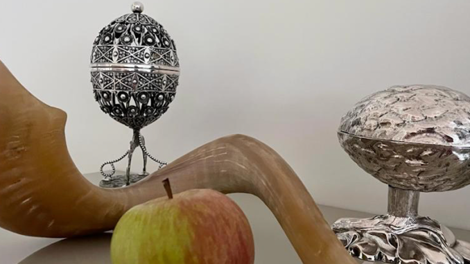 sjofar met appel en twee zilveren objecten