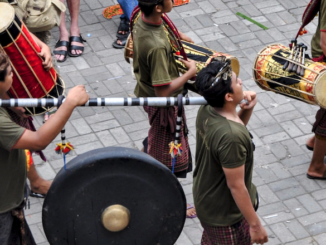 processie tocht met instrumenten Bali