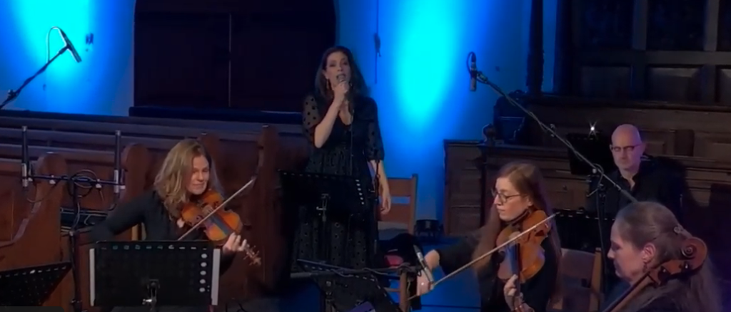 Mirjam van Dam zingt met violisten