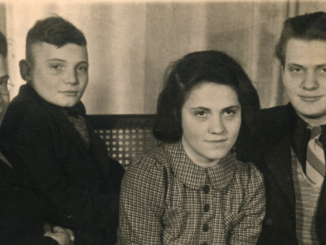 zwart wit foto met vier jonge mensen de drie zoons en de ene dochter van Bernardine en Victor Bloemgarten