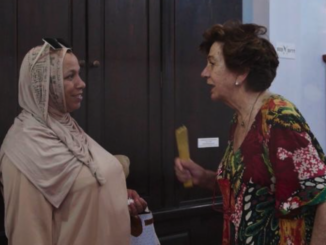 twee vrouwen een met hoofddoek praten met elkaar