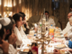 familiedinner lange tafel met orthodoxe, marokaanse joden uit de film 7 berachot